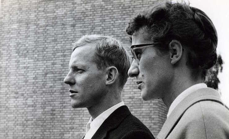 Inger og Johannes Exner foran murstens væg ved Sct. Clemens Kirke i Randers